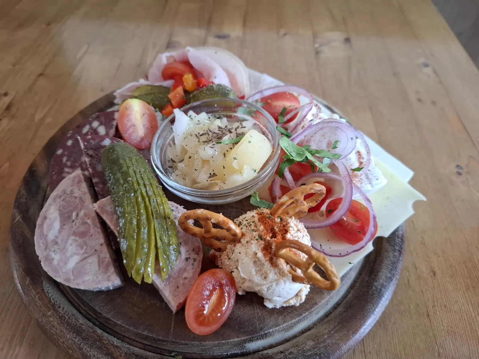 Rustikale Brotzeitplatte mit Hausmacher Wurst, Spundekäse und Brezeln