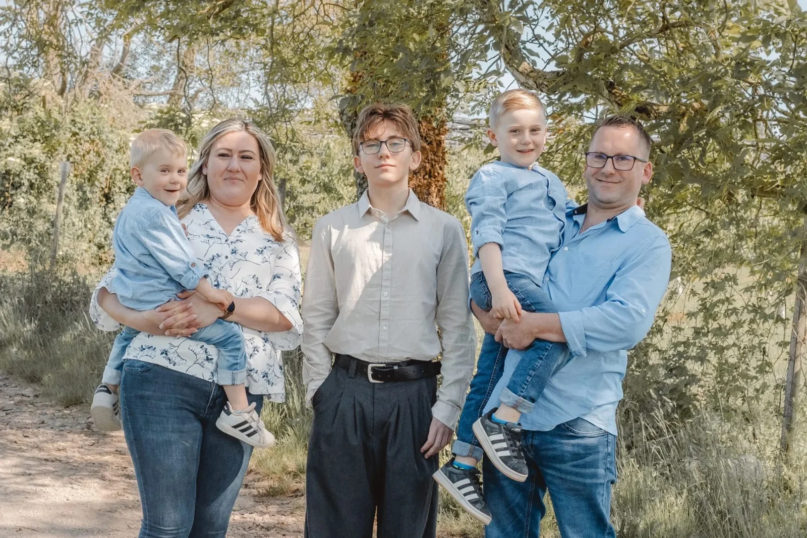 Familie Unkelbach mit ihren drei Kindern auf dem Hofgelände